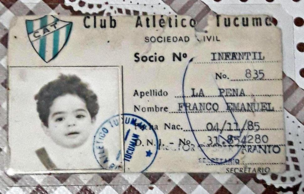 TESORO. El carnet de Franco, cuando tenía tres años.