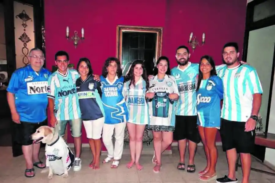 ¿FANÁTICOS ELLOS? Los La Penna posan con distintas camisetas de Atlético.