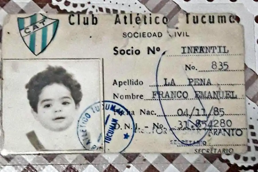 TESORO. El carnet de Franco, cuando tenía tres años.