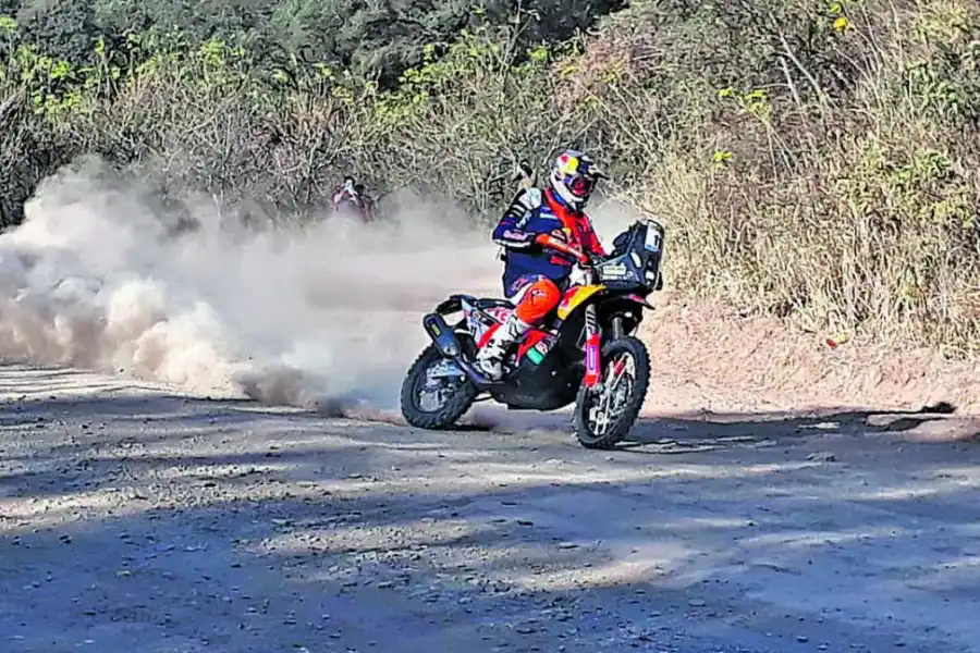 VELOCIDAD. En caminos de El Cadillal se hizo el prólogo, con mucho público. FOTO DE MOTORPLUS TUCUMÁN 