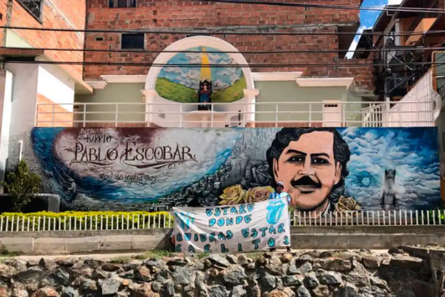 Carlos Amaya posó con su bandera en el mural que le hicieron a Pablo Escobar.