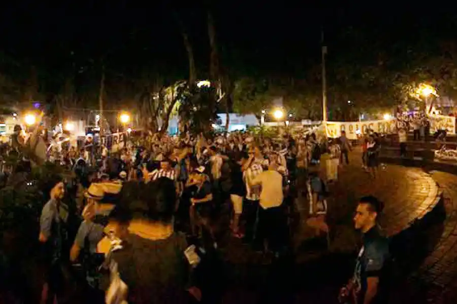 Con un banderazo, los hinchas de Atlético coparon el centro de Medellín