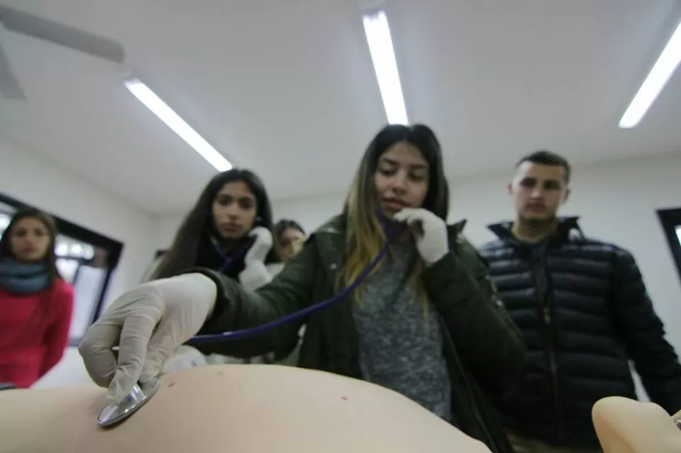 Médico por un día: la Universidad de San Pablo-T propone descubrir la vocación con un curso práctico