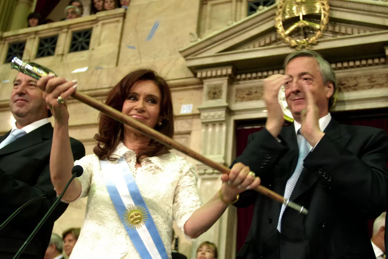 DENUNCIA. Cristina Kirchner aseguró que sacaron de su casa la bandas y bastones presidenciales del matrimonio