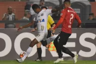 Suspendieron el partido entre Santos e Independiente por incidentes en las tribunas