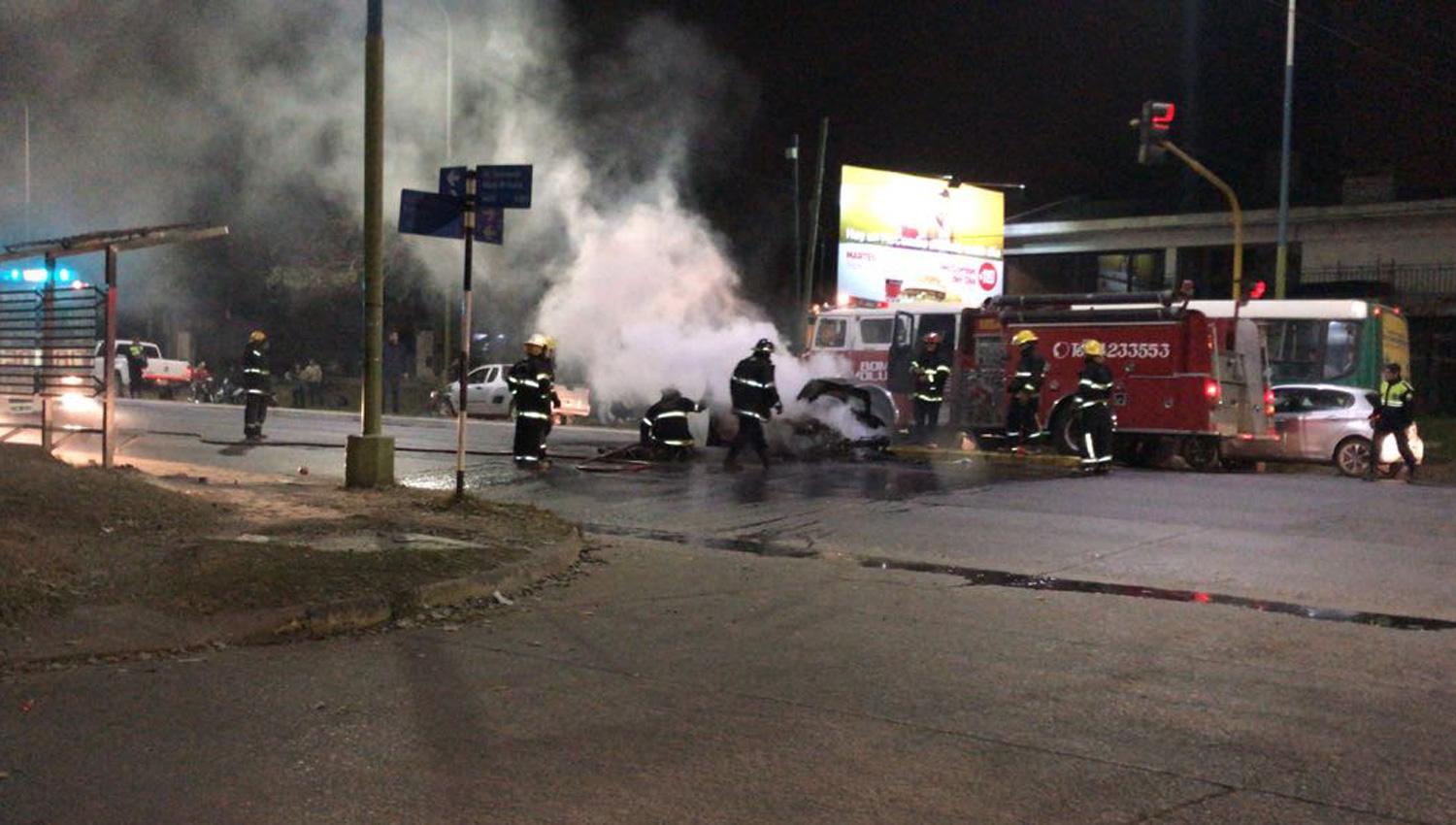 Video: el incendio de un auto causó temor en Mate de Luna al 4.600
