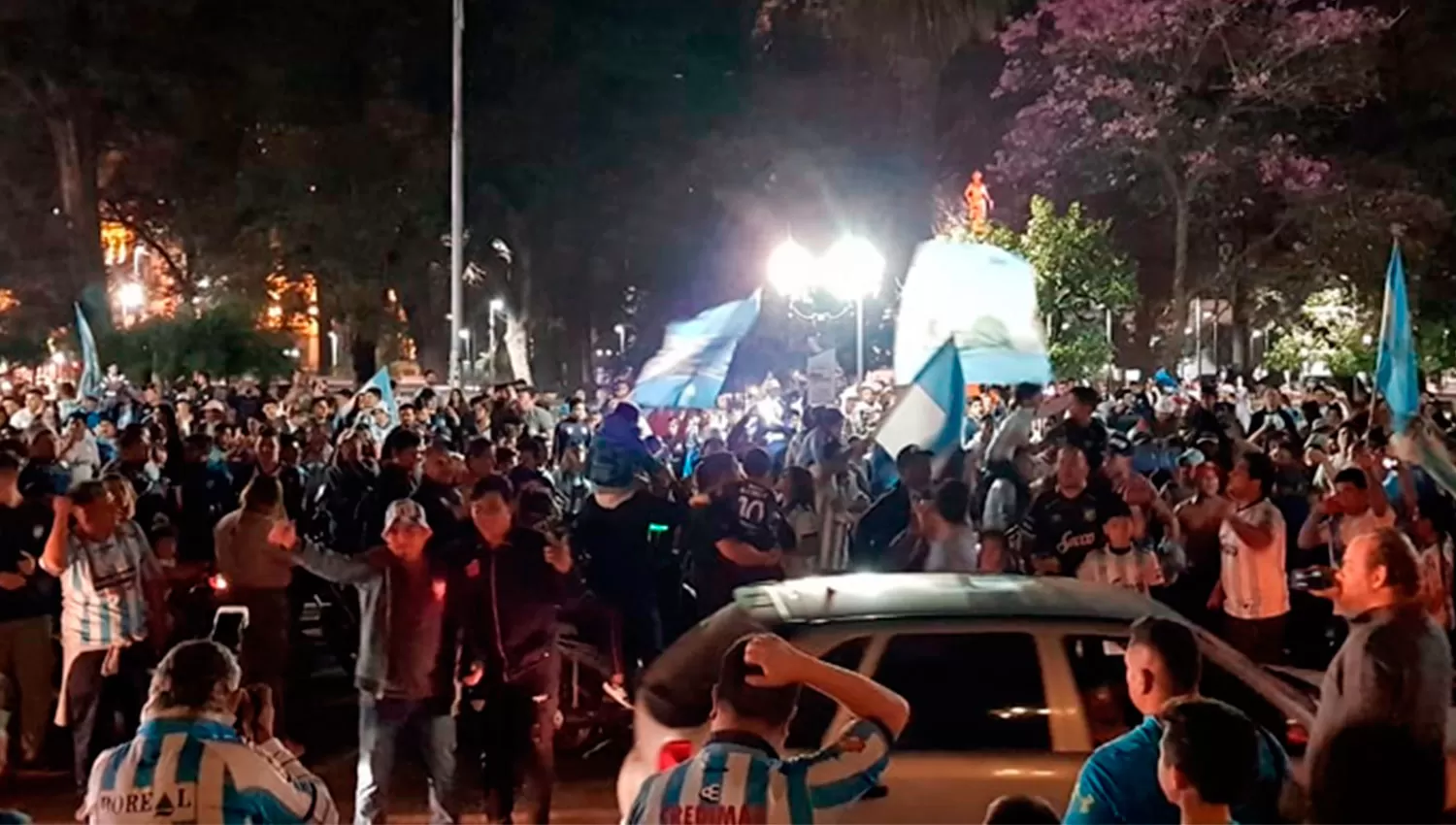 EN LA PLAZA. Los fanáticos tucumanos invadieron la plaza Independencia luego del triunfo en Colombia.