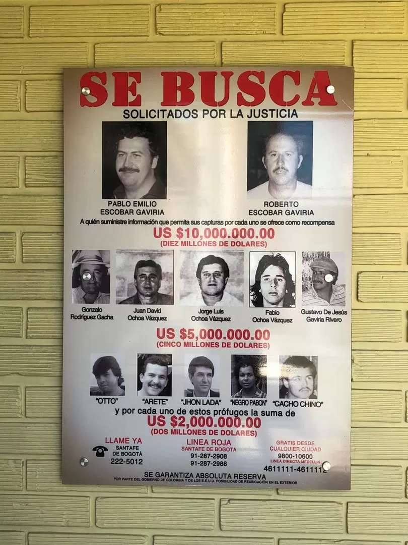 CON “OSITO”. Los “Decanos” que visitarán ayer la casa museo de Pablo Escobar posan junto a Roberto, hermano del ex líder narco y jefe del Cartel de Medellín. 