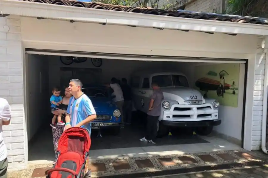 UN TESORO. Un guía del museo muestra la camiseta de Atlético. ¿Se la habrán regalado?