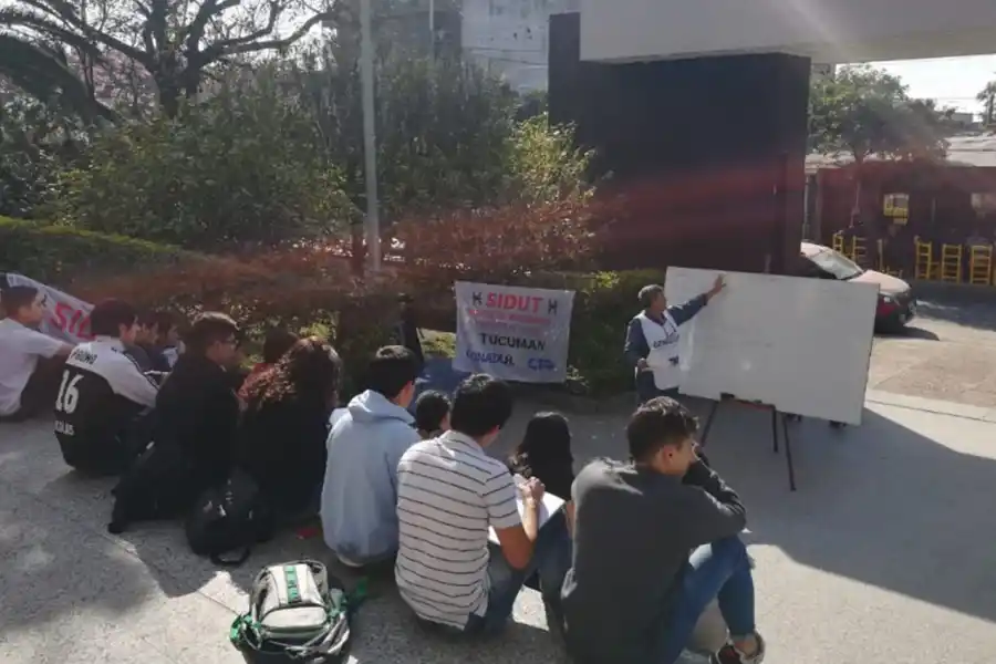 Ingenioso método para que los alumnos de la Tecnológica no pierdan las clases