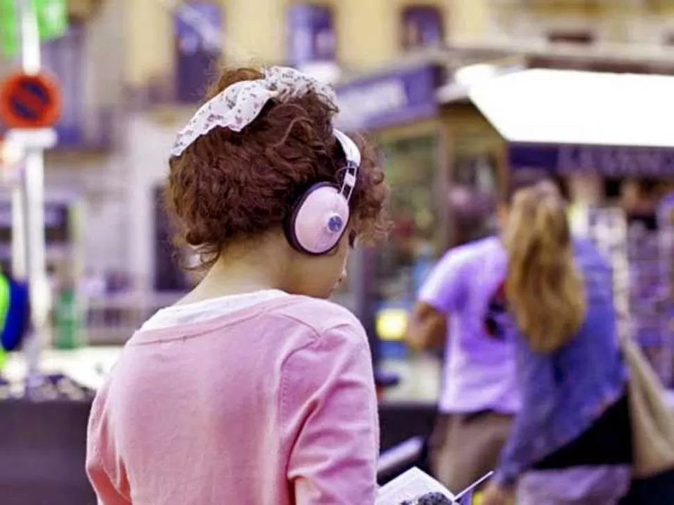 ZONA DE RIESGO AUDITIVO. Los auriculares disminuyen la capacidad de oír. 