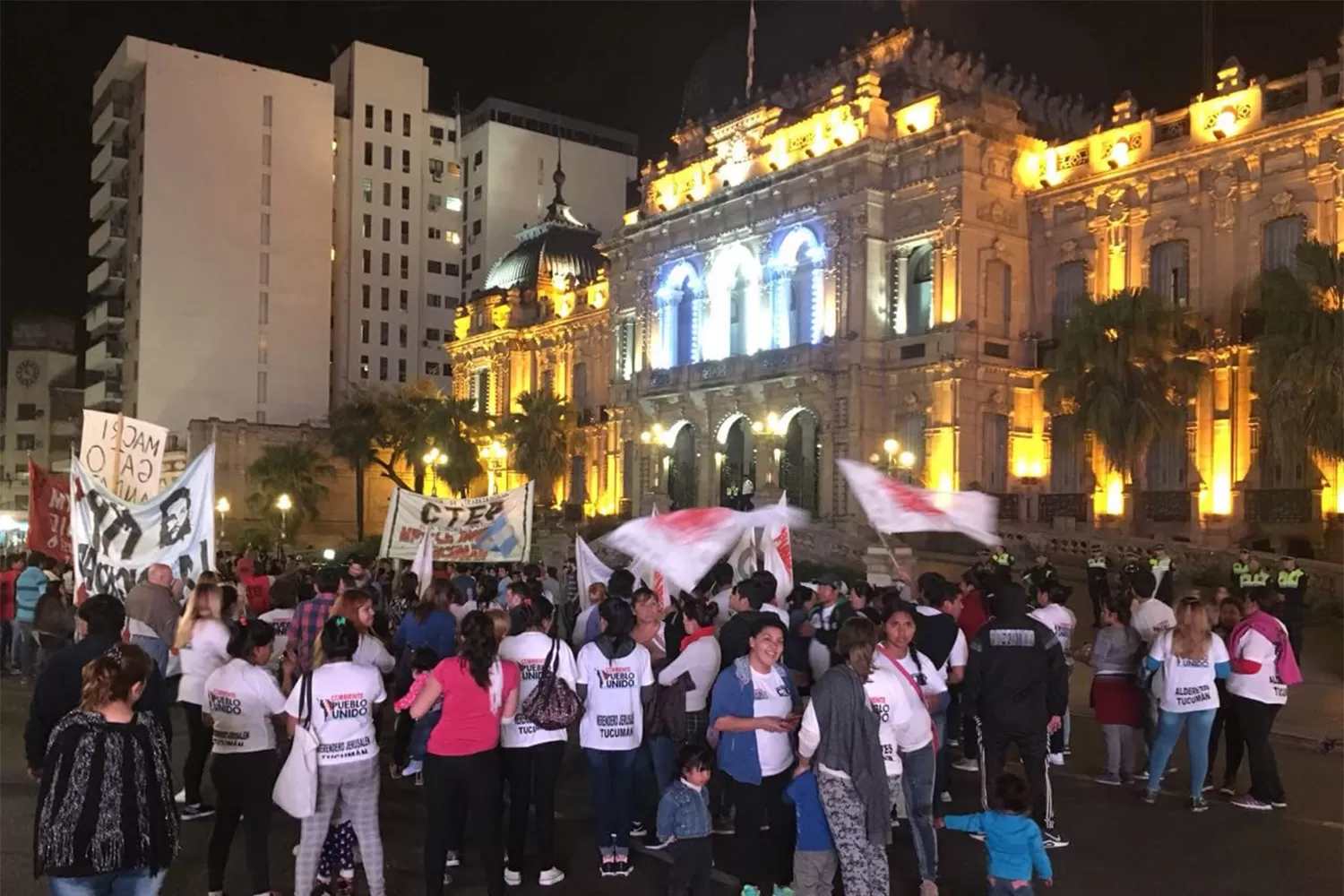 EN PLAZA INDEPENDENCIA. Tucumano protestan contra la política de Macri.