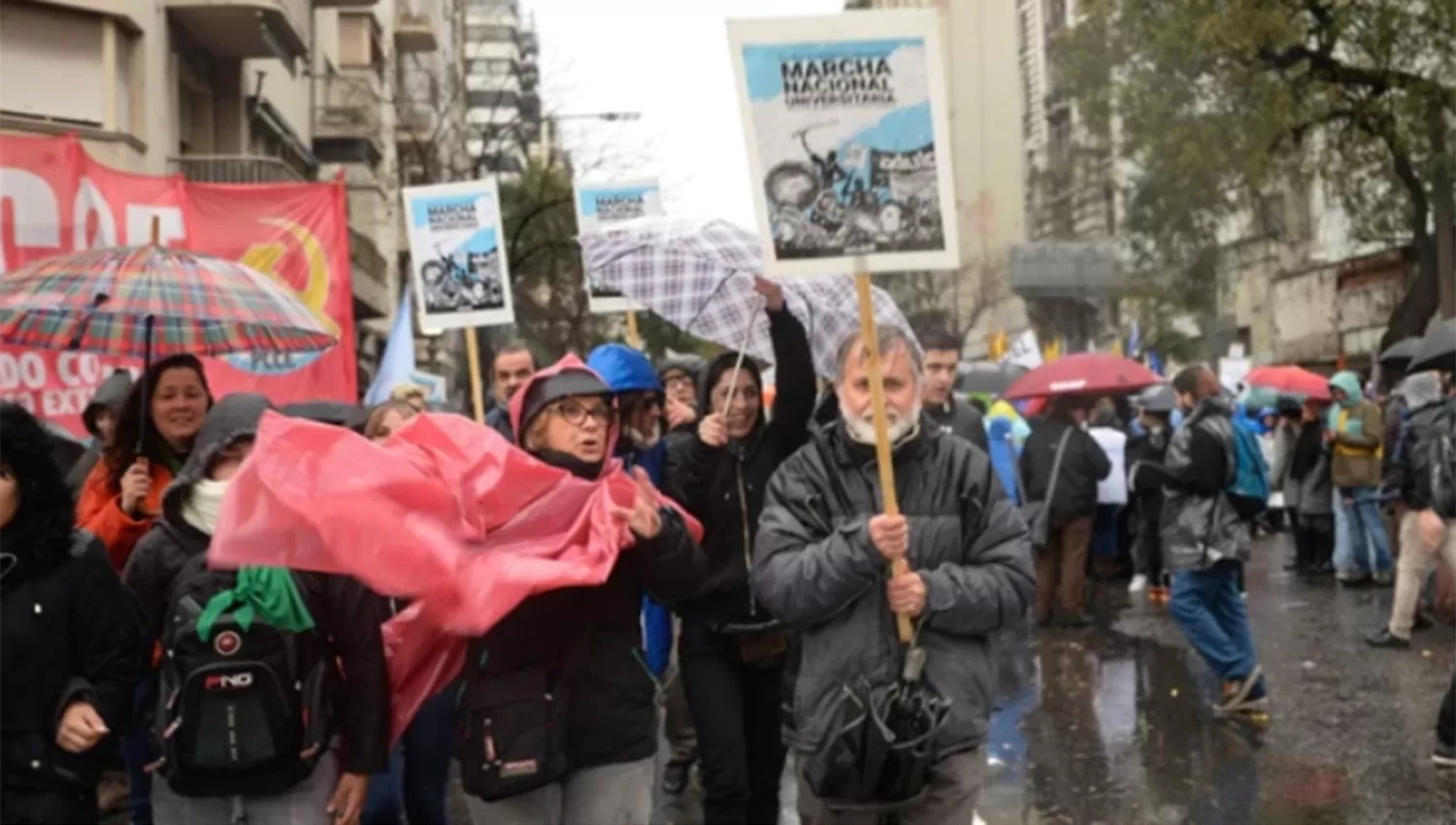 Plaza de Mayo: docentes universitarios se movilizan por salarios y la crisis presupuestaria