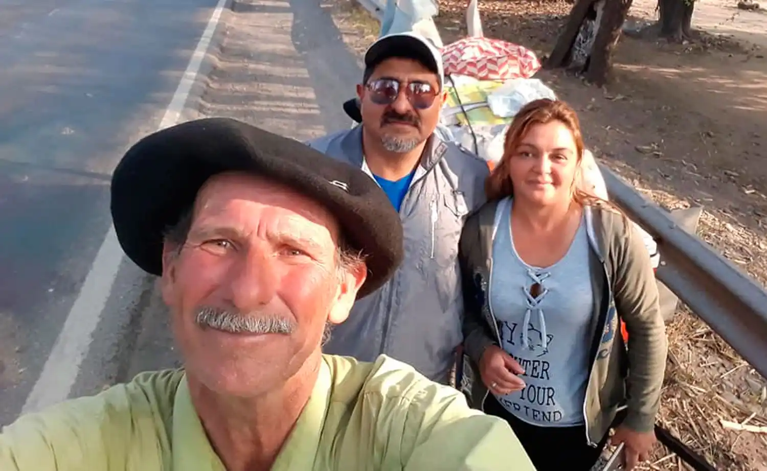 SEGUIDORES. Personas lo paran en la ruta para saludarlo y ayudarlo.