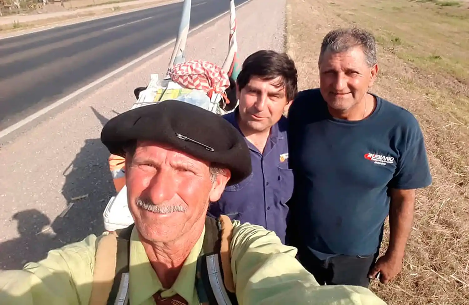 SEGUIDORES. Personas lo paran en la ruta para saludarlo y ayudarlo.