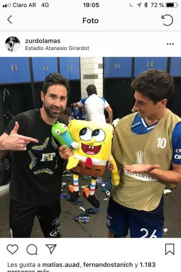 TALISMÁN. Lucchetti señala a Esponja, el que quizás le trajo suerte en Medellín. 