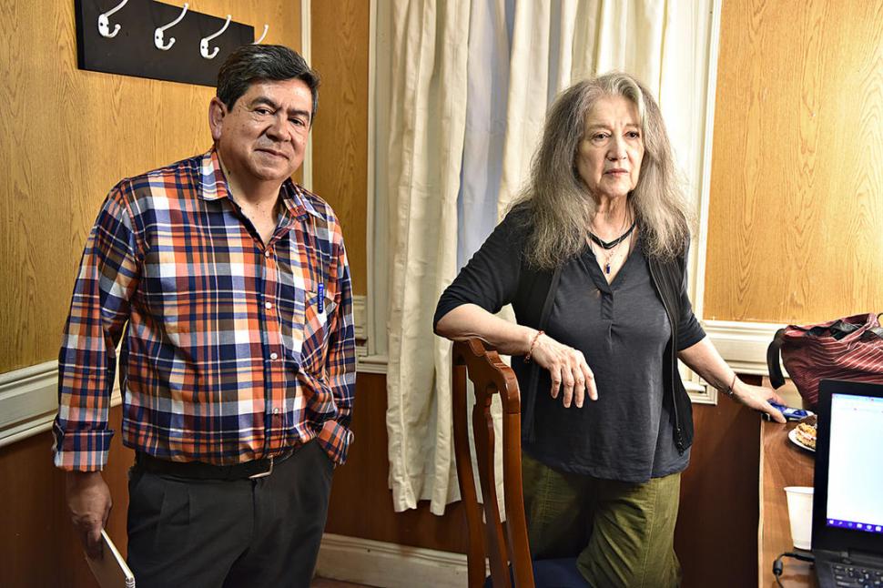 EN EL CAMARÍN. La destacada pianista Martha Argerich junto al periodista de LA GACETA. credito