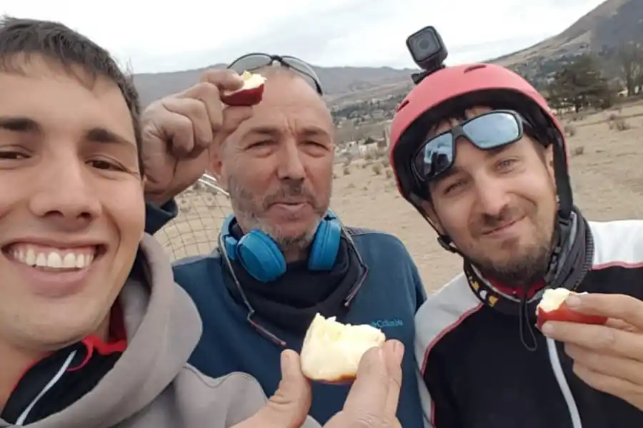 “BRINDIS” DULCE. Julio y los dos Ignacio comparten una manzana como símbolo de la meta lograda.