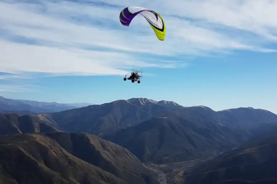 EN VUELO. Sobre las cumbres tucumanas, uno de los aparatos en pleno viaje a Tafí del Valle. 