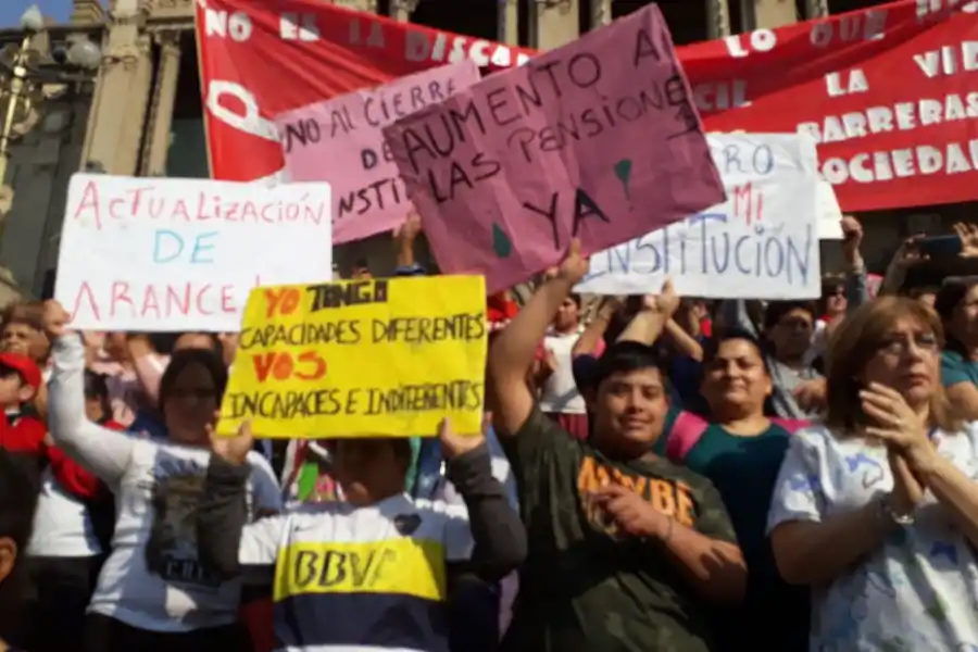 Multitudinaria protesta en Tucumán para decirle no al ajuste en Discapacidad