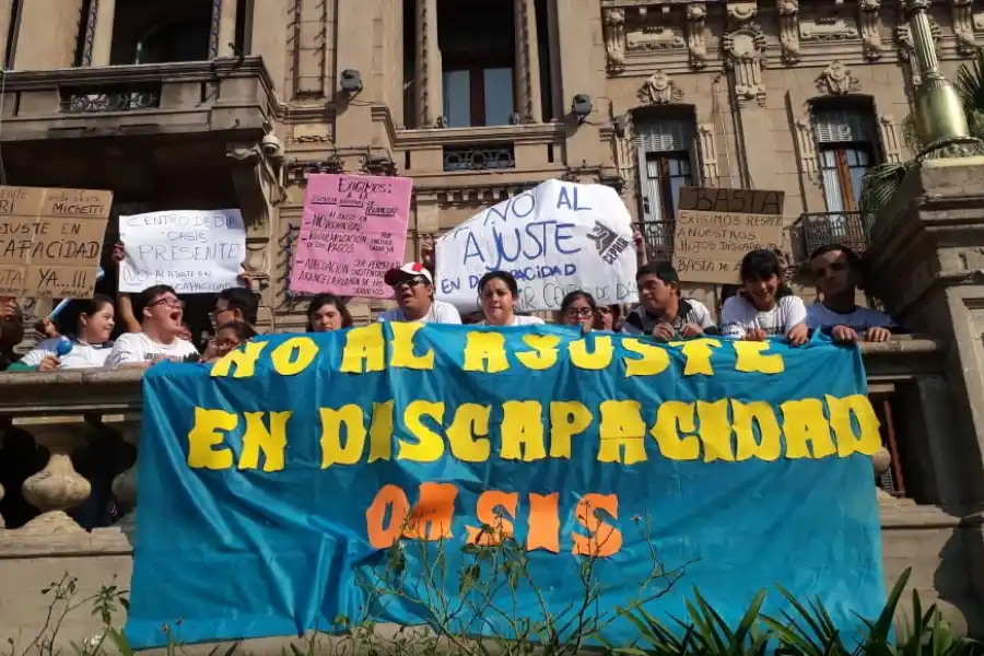 Multitudinaria protesta en Tucumán para decirle no al ajuste en Discapacidad