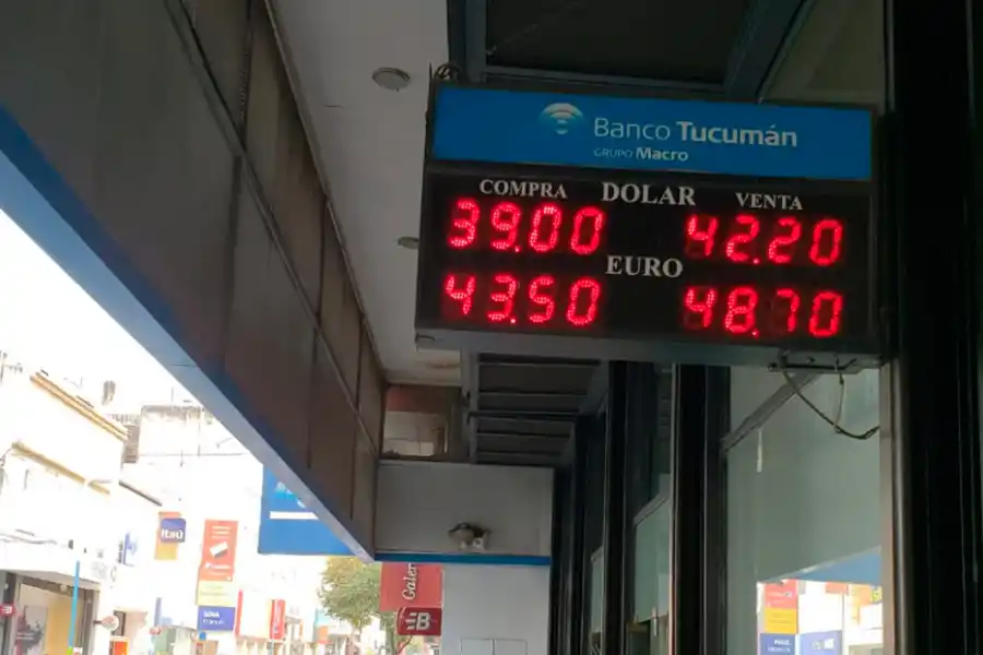 El Banco Central logró recortar la suba desenfrenada del dólar, que cerró a $ 39,77