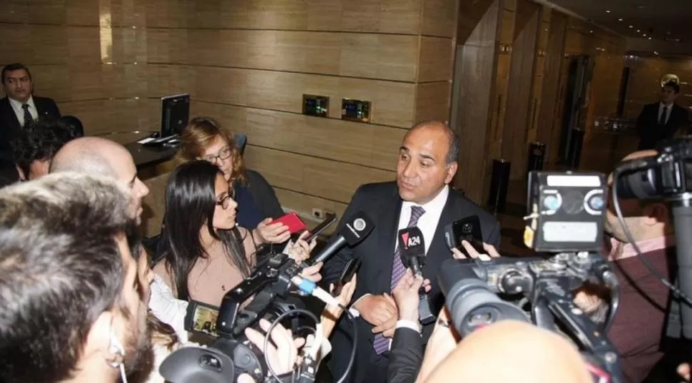 VOCERO DE LOS “DUROS”. Manzur explicó a la prensa detalles de la reunión de gobernadores y legisladores. secretaría de estado de comunicación pública