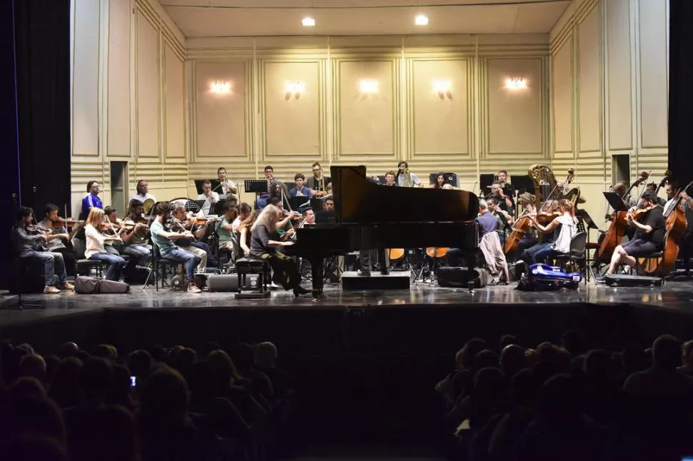 EN ACCIÓN. Argerich interpreta el Concierto N° 1 en Mi bemol Mayor, de Franz Liszt, acompañada por la Orquesta Sinfónica cordobesa.  la gaceta / fotos de ines quinteros orio
