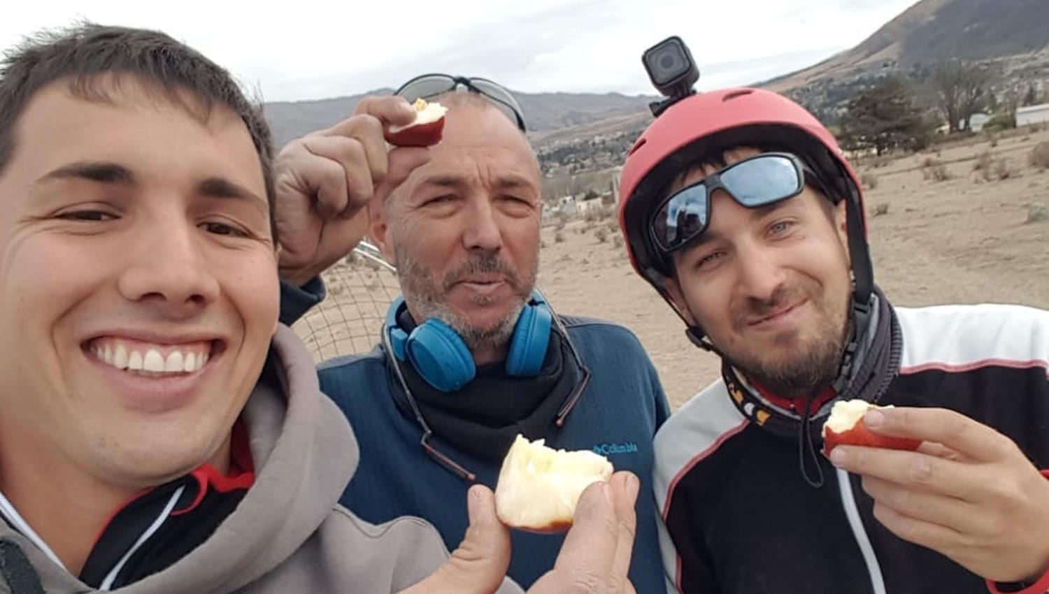 “BRINDIS” DULCE. Julio y los dos Ignacio comparten una manzana como símbolo de la meta lograda.