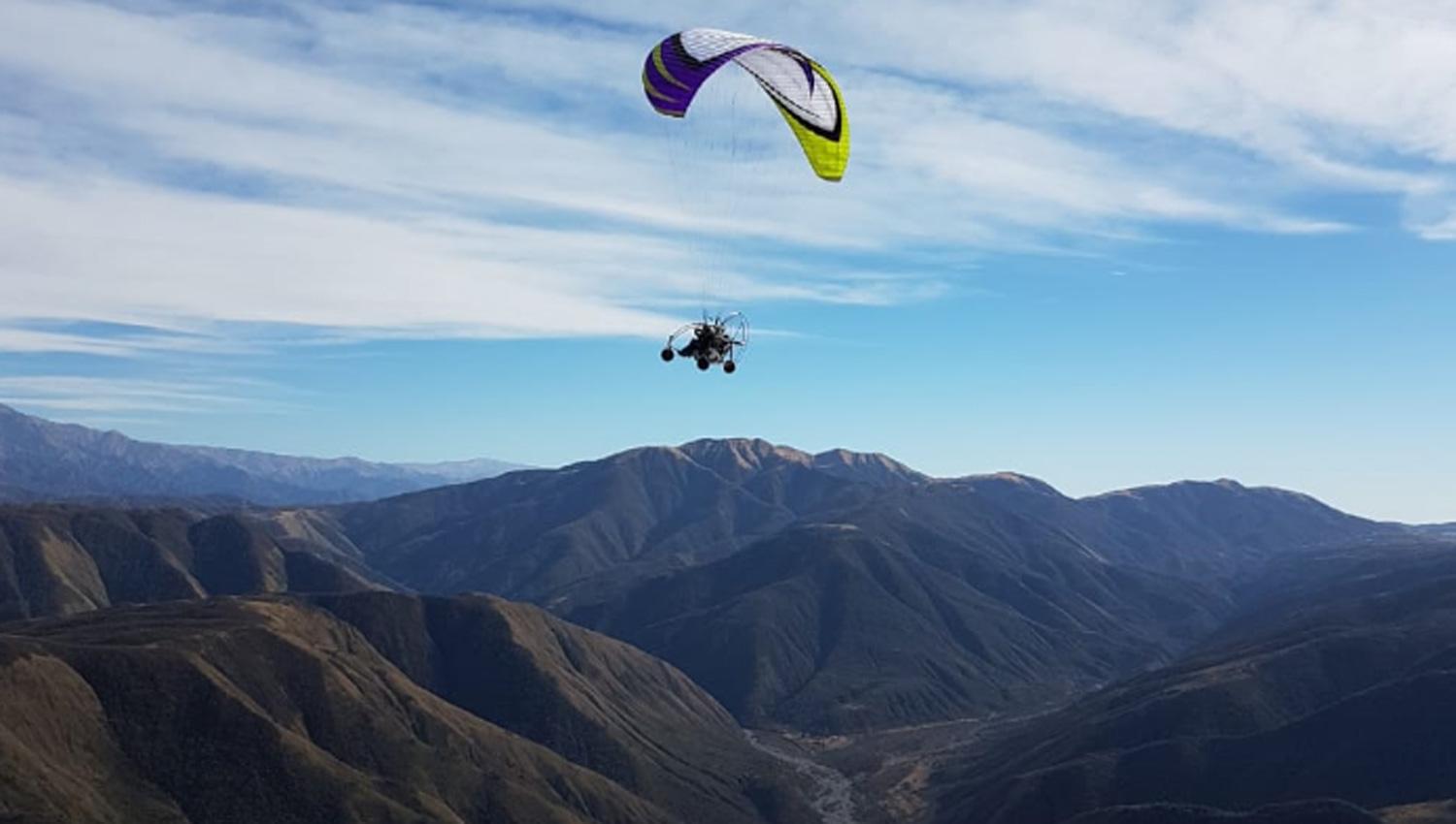 EN VUELO. Sobre las cumbres tucumanas, uno de los aparatos en pleno viaje a Tafí del Valle. 
