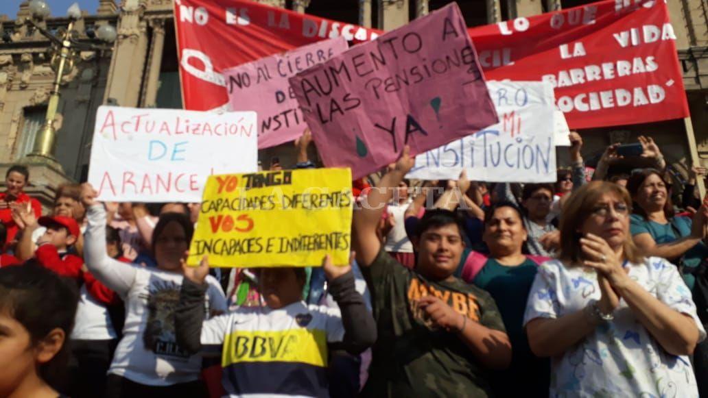Multitudinaria protesta en Tucumán para decirle no al ajuste en Discapacidad
