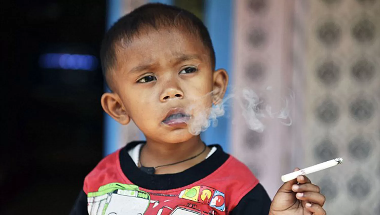 Video: el indignante caso del niño de dos años que fuma dos paquetes de cigarrillos por día