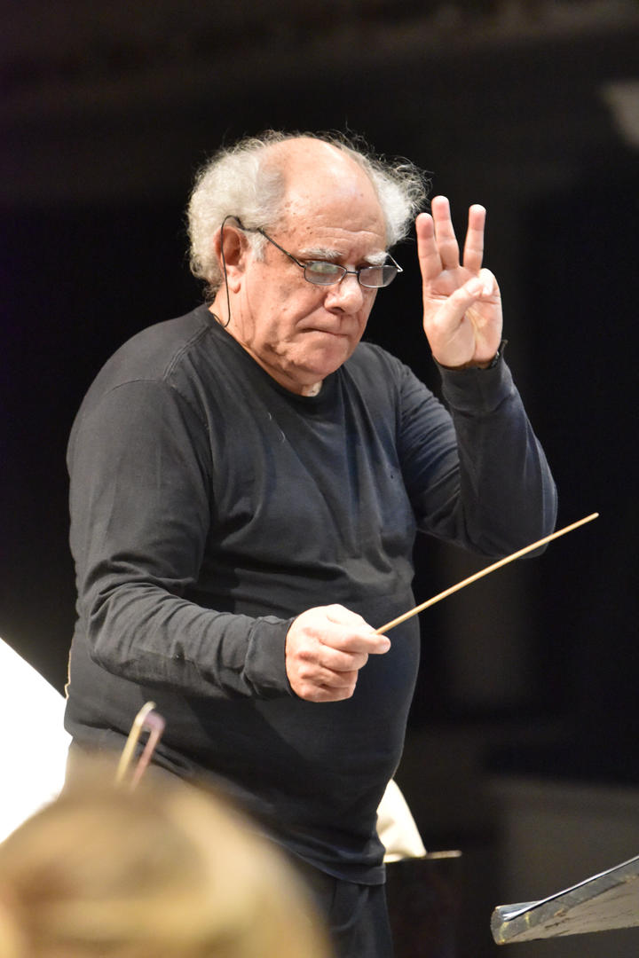 MAESTRO I. El jefe orquestal Guillermo Becerra