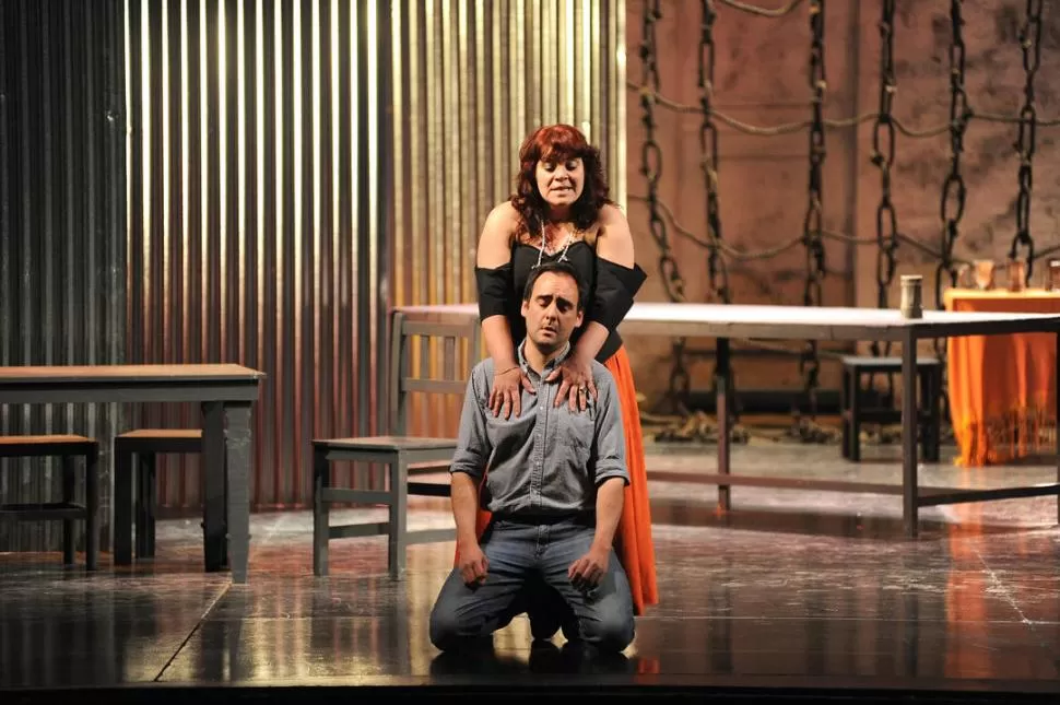UNA ESCENA. María Luján Mirabelli, como Carmen, y Pablo Bemsch, como Don José, en pleno ensayo pregeneral. LA GACETA / FOTO DE HÉCTOR PERALTA.-  