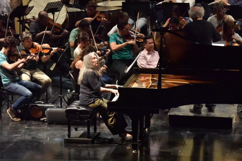 EN PLENA ACCIÓN. Martha Argerich deja volar su inspiración para hurgar en el alma de Franz Liszt. LA GACETA / FOTOS DE INES QUINTEROS ORIO.-