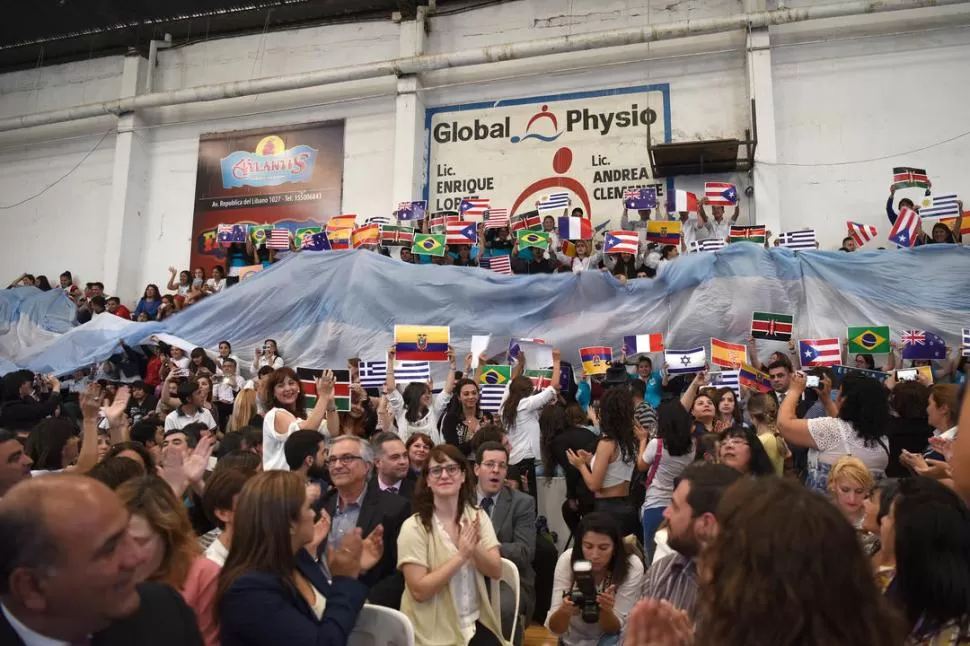 TODAS LAS BANDERAS. Alumnos secundarios levantan las banderas de los países de los cinco continentes que participan en el congreso. la gaceta / foto de analía jaramillo