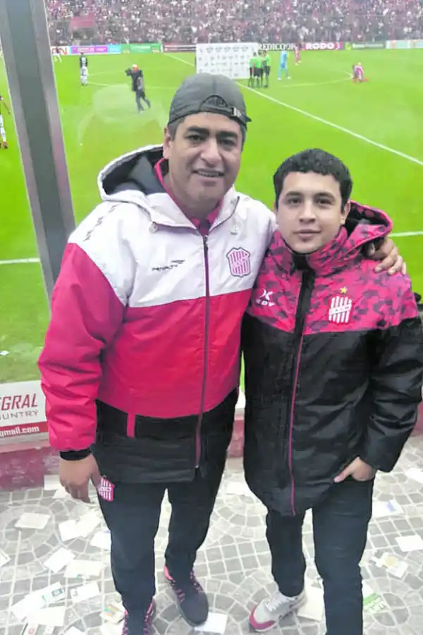 FANÁTICOS. Domingo Giménez y Franco Alderete, desde Catamarca, suelen venir a ver al “Santo”.  