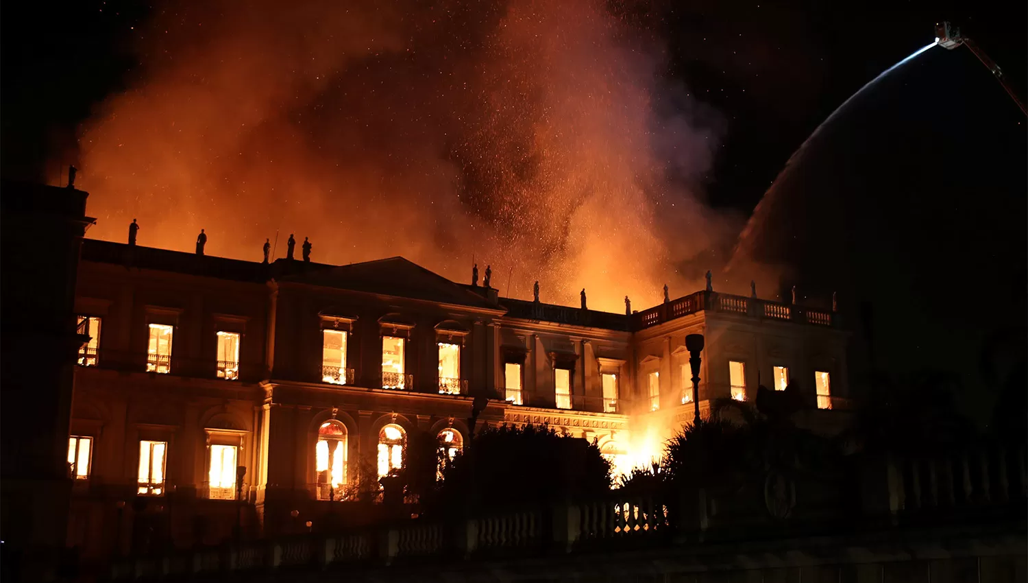 Un enorme incendio en Río de Janeiro consume el Museo Nacional de Brasil