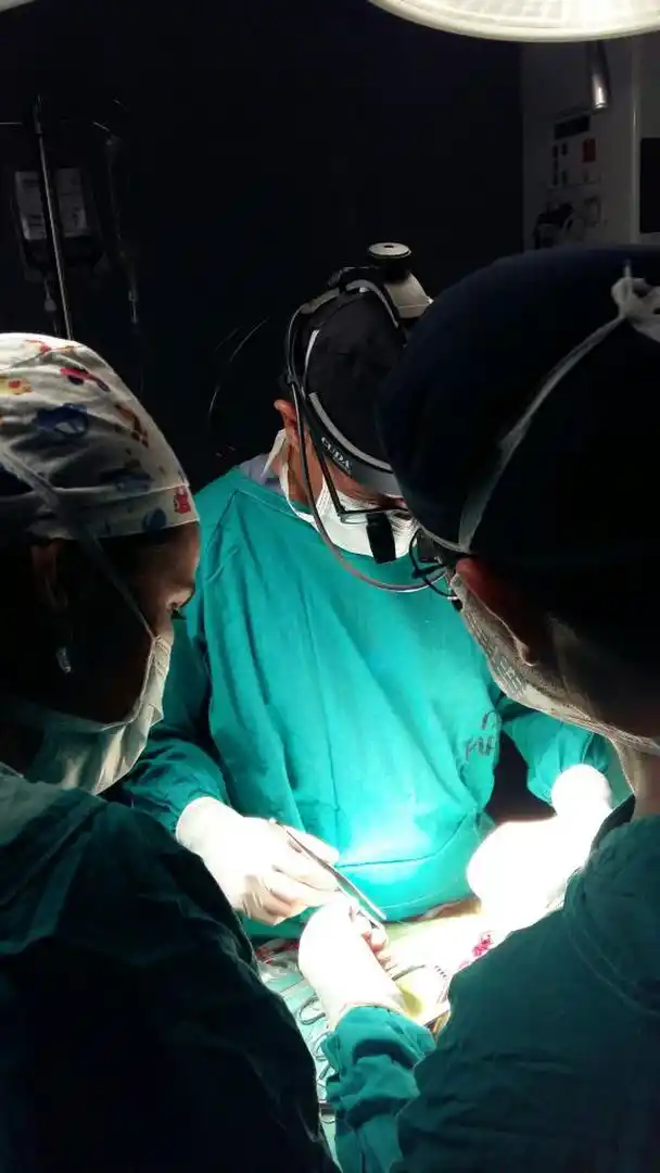 ARDUA TAREA EN QUIRÓFANO. La pequeña Ámbar se jugaba la vida GENTILEZA RUBÉN TOLEDO