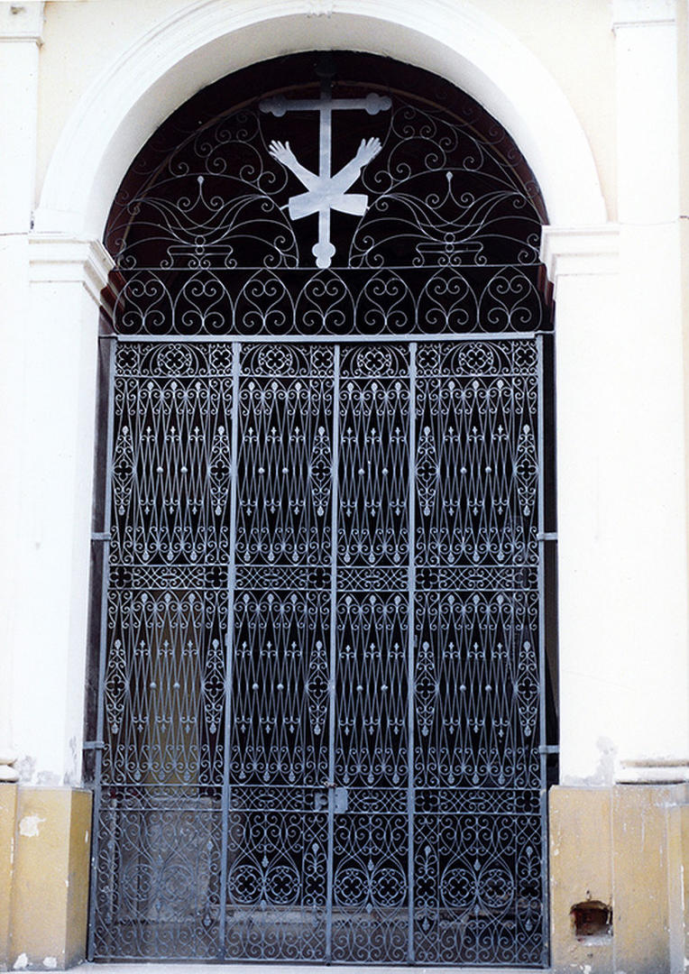 BELLAS REJAS. En 1891, doña Trinidad Berrios donó los encajes de hierro que aseguran y decoran la fachada.-
