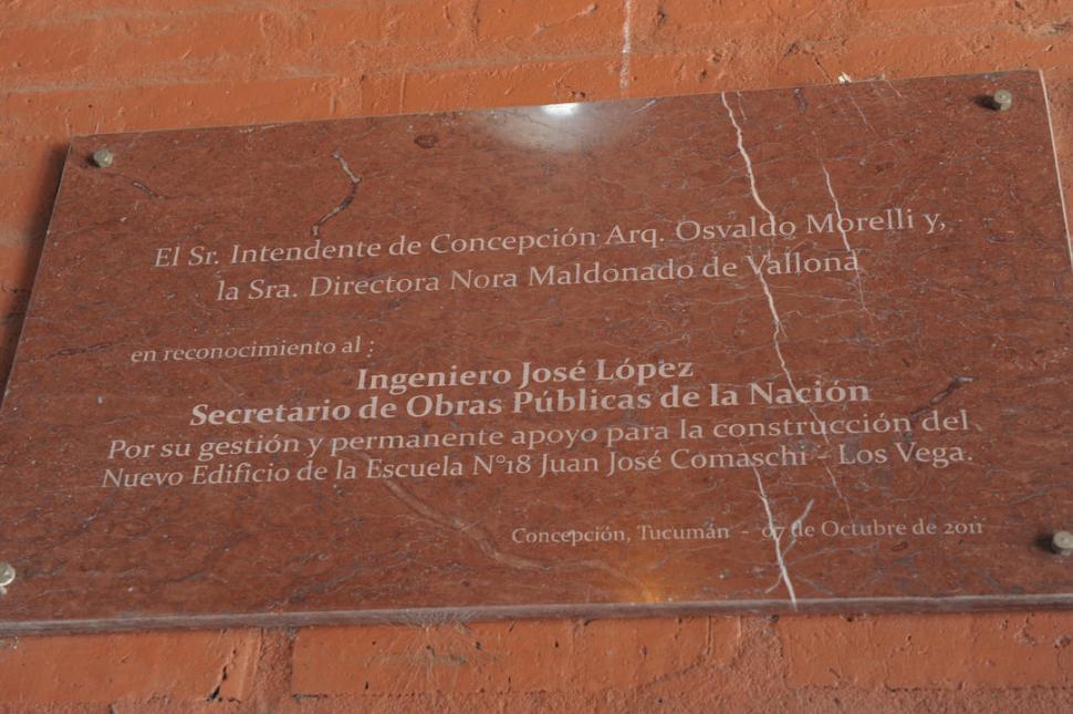 HOMENAJE. Una placa de mármol colocada en la entrada de la escuela reconoce el rol que López desarrolló para dotarla de un nuevo local.