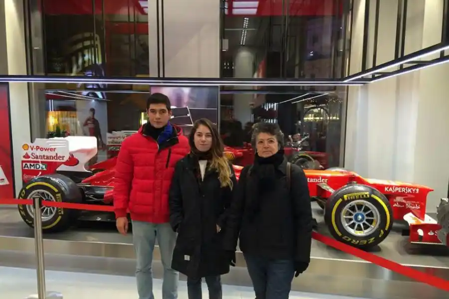 MONA. Acompañada por parientes, posa junto a un auto de F1.