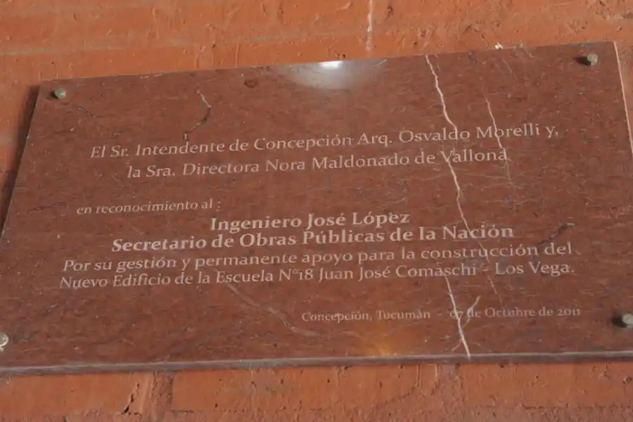 HOMENAJE. Una placa de mármol colocada en la entrada de la escuela reconoce el rol que López desarrolló para dotarla de un nuevo local.