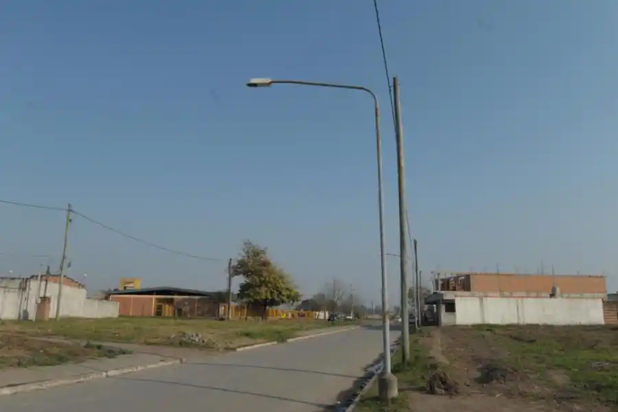 OBRAS. Algunos postes y parte del asfalto colocado con fondos nacionales.