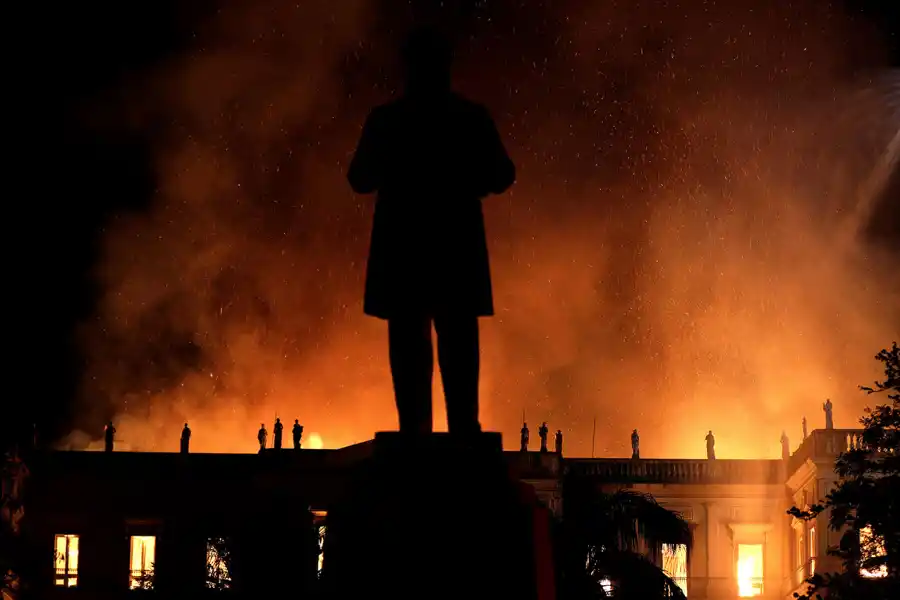 Un enorme incendio en Río de Janeiro consume el Museo Nacional de Brasil