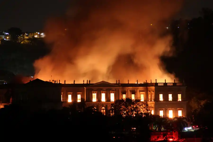 Un enorme incendio en Río de Janeiro consume el Museo Nacional de Brasil