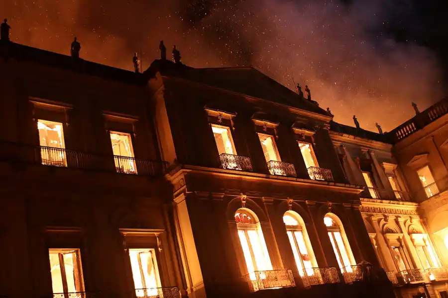 Un enorme incendio en Río de Janeiro consume el Museo Nacional de Brasil