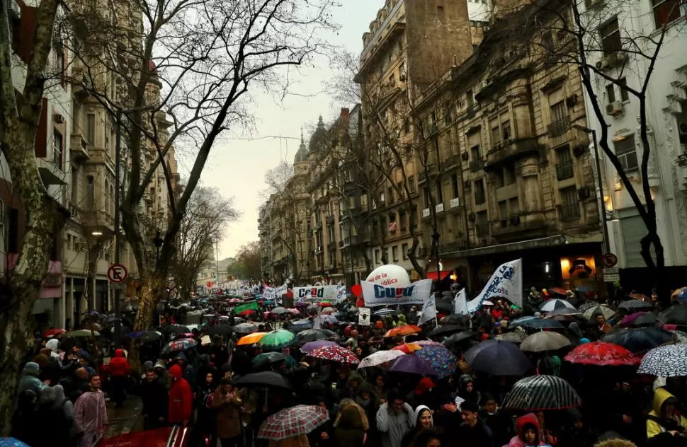 MASIVA MARCHA. El jueves, miles de estudiantes, docentes y dirigentes se movilizaron a la plaza de Mayo. Reuters