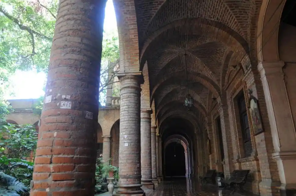EL CLAUSTRO. La sugestiva galería con columnas, obra del arquitecto Pedro Vozza