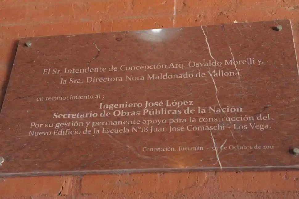 HOMENAJE. Una placa de mármol colocada en la entrada de la escuela reconoce el rol que López desarrolló para dotarla de un nuevo local.